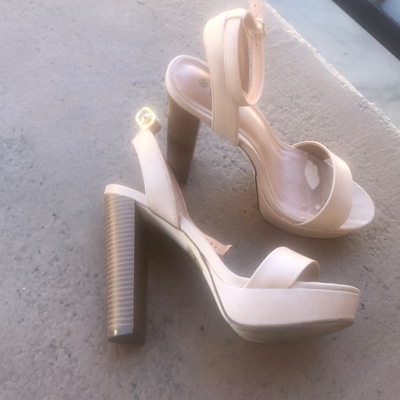 Sandles - Picture 2 of 4